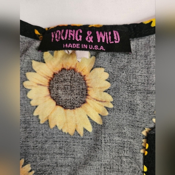 Young & Wild Juniors Black With Sunflower Design Cropped Tank Top Size XS - Picture 4 of 8